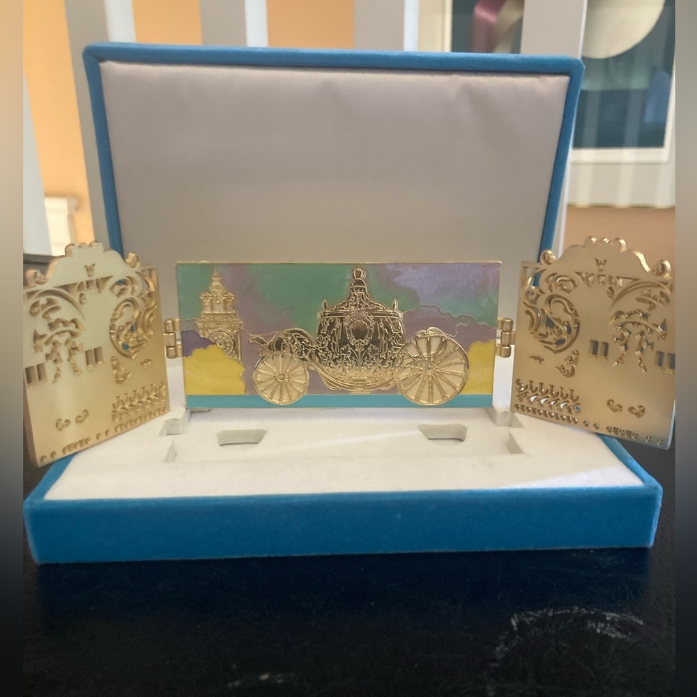Royal Cinderella Event - Hinged Gate w/Carriage Jumbo Disney Pin LE of 150